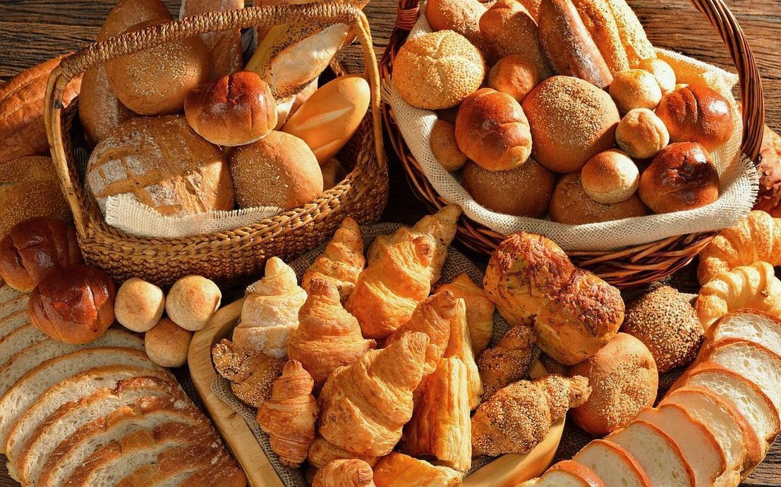 İçinde çikolata kalıpları ve kakao tozunun yer aldığı, latte sanattan süslenmiş premium tatlılar